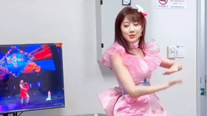 Li Yitong sings and dances in the backstage of BML Pure Land cut