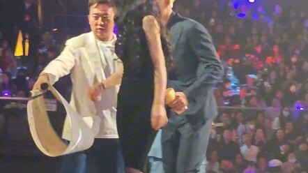 Tian Xiwei at the Starlight Awards backstage, leaving the stage after presenting an award