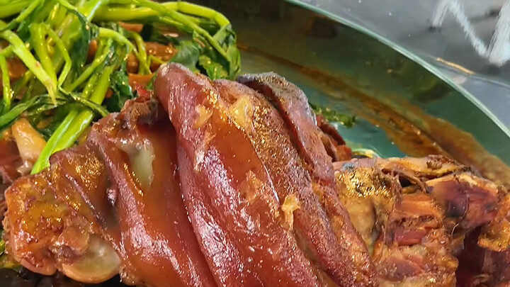อาหารไทย: ข้าวขาหมูสไตล์ไทย เนื้อนุ่มละมุน หอมมัน หนึบเหนียว ไม่เลี่ยน คำเดียวติดใจ