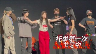 【虞书欣】210328 工作室微博：Gwalla托举练习