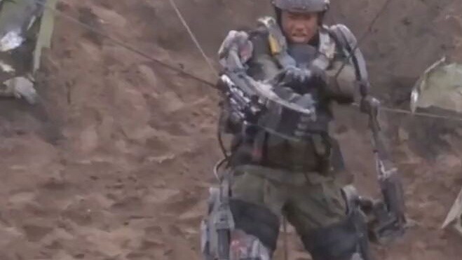 Tom Cruise entered the battlefield wearing a mecha, used a plug-in to fight against aliens, and the 