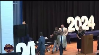 ผู้ปกครองนักเรียนคนหนึ่งของโรงเรียนมัธยมบาราบูผลักกรรมการบริหารผิวดำคนหนึ่งออกจากกลุ่มแขกรับเชิญ