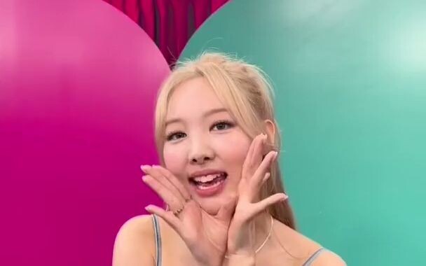 【TWICE】นาถยอนท้าเต้นเพลง Sneakers สุดท้ายยังสวมมงกุฎเล็กๆ อีกด้วย