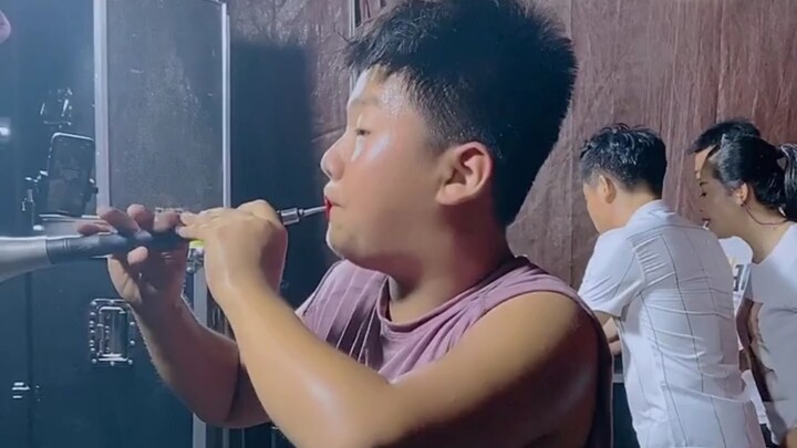 Penampilan suona anak kecil untuk lagu “Pertandingan Kuda” benar-benar luar biasa, penuh wibawa