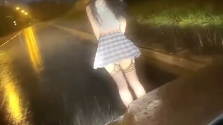 Sobat-sobat, apa yang harus dilakukan jika menghadapi situasi ini saat berkendara di jalan raya