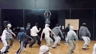 If Ranjun and the Like Jennie choreography team dance Like Jennie