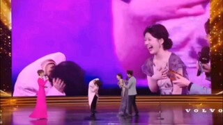 Cheng Yi and Zhao Lusi interacted on the stage of Weibo Vision Conference, three consecutive shots o