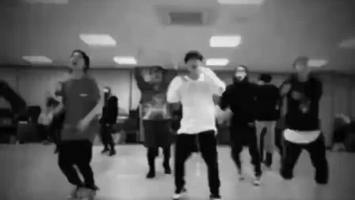【super junior】知道为什么老少年不公开练习室舞蹈影片了吧！