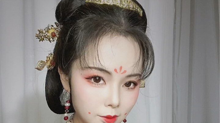 Chỉ hai bước là có thể hoàn thành kiểu tóc của Giang Ngọc Yến hay Đát Kỷ?