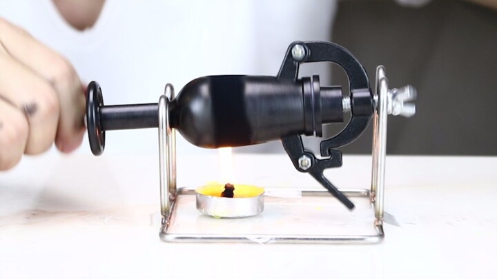 A mini version of the old-fashioned popcorn machine. One pot is not enough for you to eat.