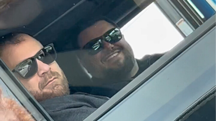 Khi bạn bảo đối phương hạ kính xe, thì chính bạn lại đóng kính xe.