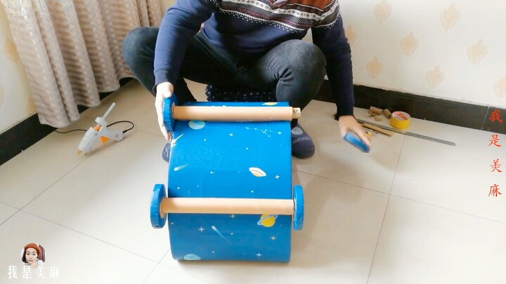 Made a little pushcart for my kid using a快递 box—kind of looks like Hong Hai’er’s cart. This is so co