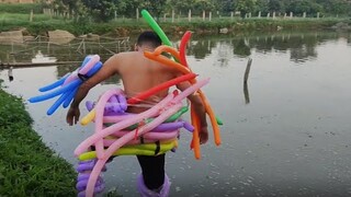 Thử Gắn Bóng Bay Vào Người Làm Áo Phao | Try attaching Balloons as life jackets | QUANG TUẤN