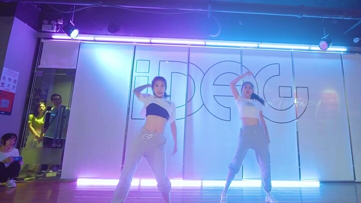 【IDeG】Xiaolin's BlueMoon cover dance｜Invincible long legs + beautiful smile! Today's moon is really 