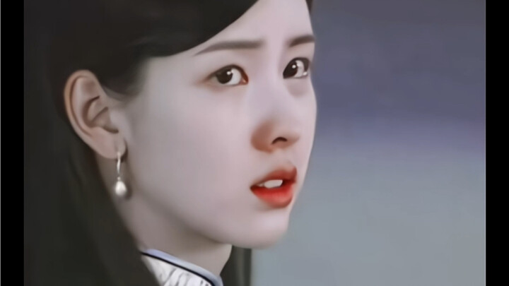 هذا الإحساس بالانكسار الذي يثير الشفقة في تشن دولينغ يجعلها مناسبة تمامًا لإطلالات حقبة جمهورية الصي