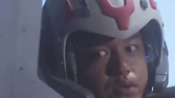 Tôi đã sử dụng công thức động năng để tính năng lượng cho cú đá bay của Leo! ! Bối cảnh chính thức r