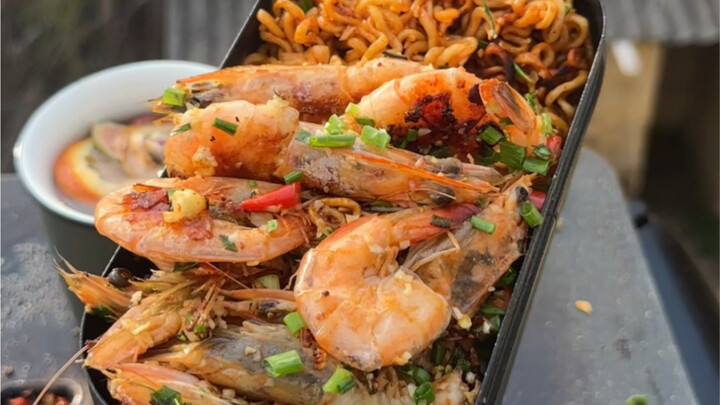 Nhạc nổi lên, món ngon xuất hiện