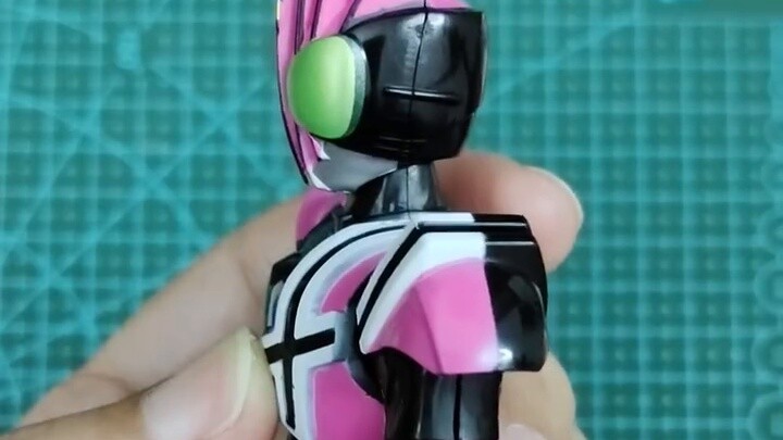 Kamen Rider Decade seharga 20 yuan dibuat menjadi patung tulang sungguhan. Ini jelas merupakan bodi 