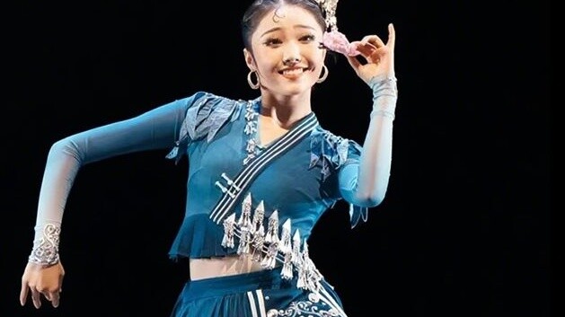 Soengzi Art الإبداعي | رقصة قومية مياو "زهرة" | الراقصة: جين فو ي تشينغ (راقصة بارزة)