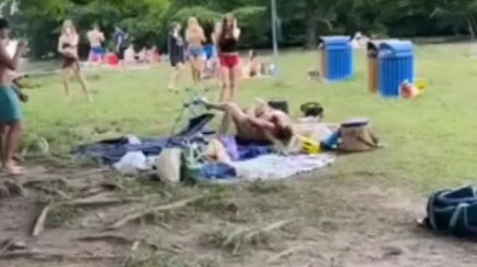 女子沙滩摔跤比赛