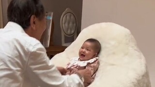 给小宝宝拍写真，工作人员老爷爷逗笑她以后马上闪开，哈哈哈好专业！