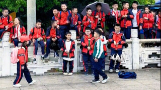 Các em học sinh tiểu học đang tham gia cuộc thi nhảy sôi động trên phố, vũ điệu nào mạnh mẽ hơn?