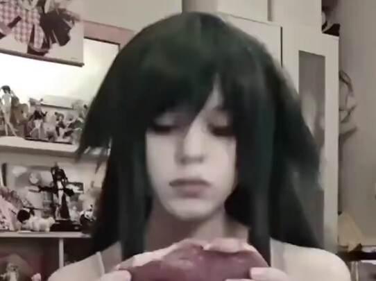 Saya sedang makan