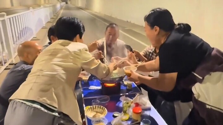 【ZhiRen TV】Mở chế độ lái tự động của ZhiRen, ngồi hàng ghế sau xem phim hí hí
