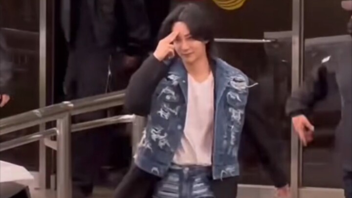 الشاب النقي الذي كان يُظهر إيماءة السوبر يُسحب في الثانية التالية!