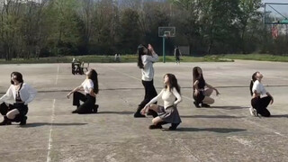 The cheerleading team's performance at the Anhui University Shushan basketball game was rushed and n