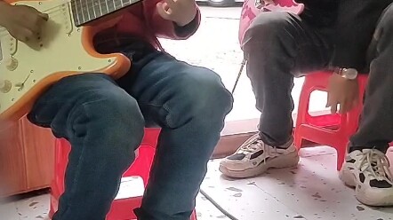 Versi live solo dari “Jejak Abu-Abu”