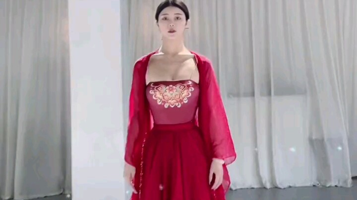霓裳片片淡妆新 清腮亭亭玉殿春。