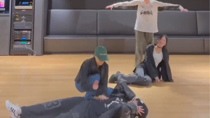 【BABYMONSTER】One fell down due to a lack of power, one finished the dance calmly, one fell down laug