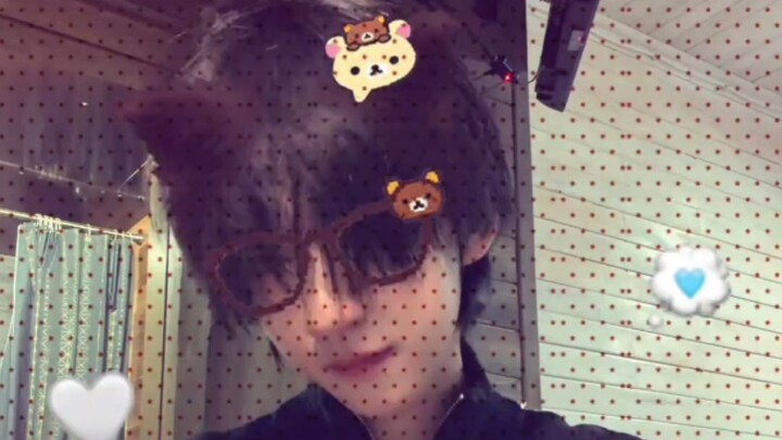 贺峻霖 cập nhật vũ đạo tay mới: “Em cứ thế xuất hiện, xông thẳng vào trái tim anh”