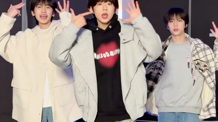 รุ่นที่สี่มาเชียร์เพลงใหม่ของพี่ชายแล้ว! (วงเด็กฝึกหัดผู้ชายล็อกอิน รุ่นที่สี่ เต้นประกอบเพลงใหม่ของ