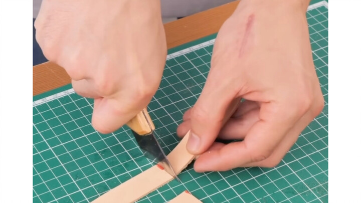 Do-it-yourself: Create a pair of shoes that perfectly fit your feet. Please ignore the appearance.