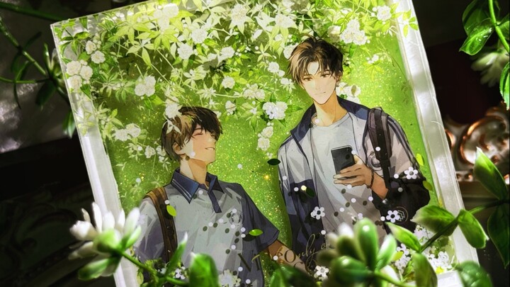 Kepala koki benar-benar tenggelam dalam karya seninya…