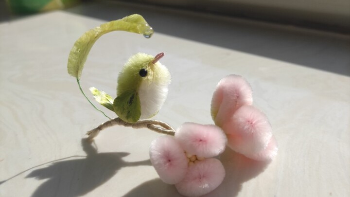 “Chirp, it’s me! Just 0.1 more second and I’ll be able to sip this delicious dewdrop!” A 360-degree 