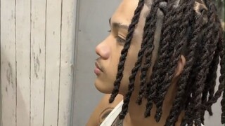 Sebuah video akan menunjukkan betapa pentingnya gaya rambut, begitu kepang rambut dibongkar rasanya 