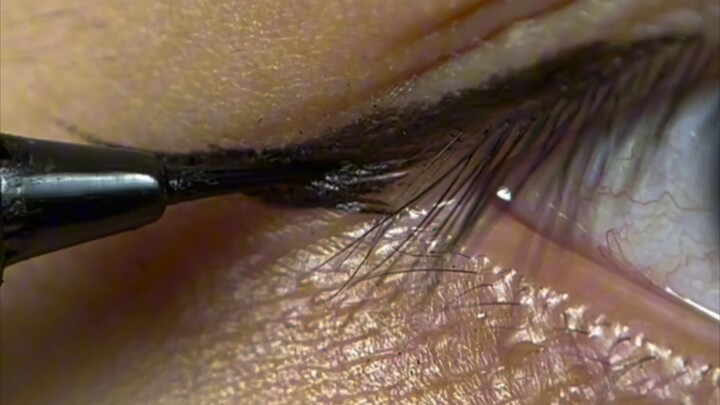 Sekarang kamu tahu dong cara ngelukin eyeliner?