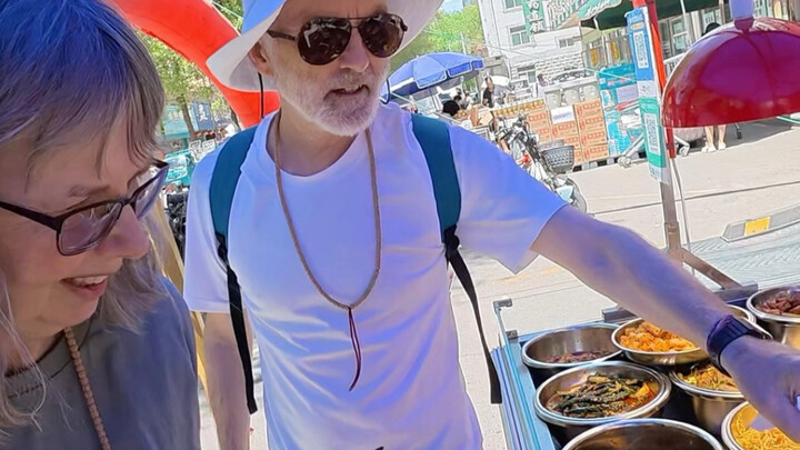 ใครจะไปคิดว่าสิ่งที่ทำให้พ่อแม่ชาวอังกฤษติดใจมากที่สุด กลับเป็นผักดองรสเค็มจากภาคตะวันออกเฉียงเหนือข