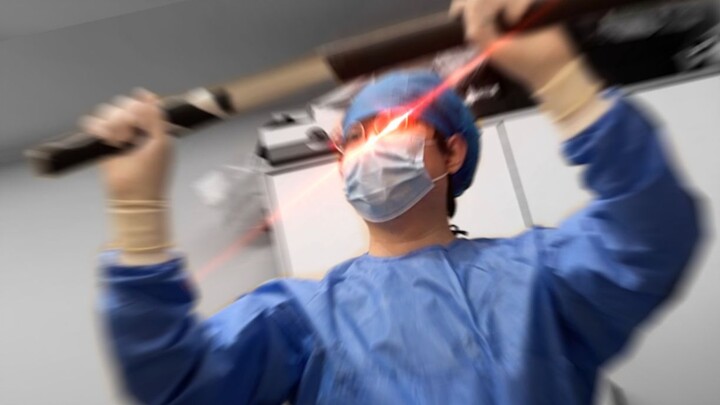 Doctor: Want to lose 40 pounds quickly? No problem! (Drawing the knife