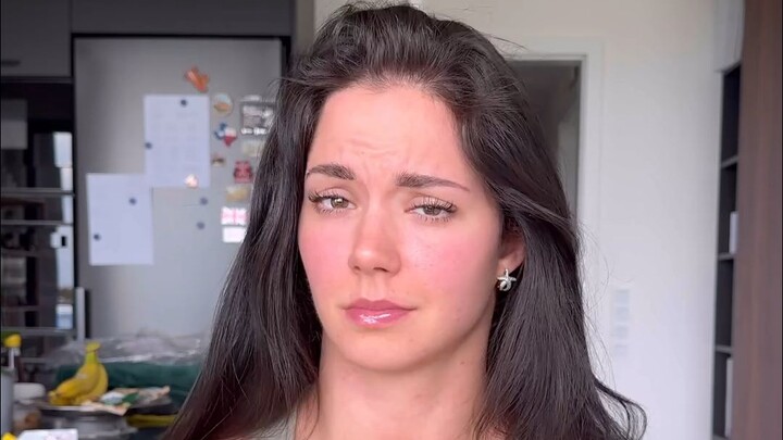 هل تقبل أن تكون لك صديقة بهذه الوسامة؟