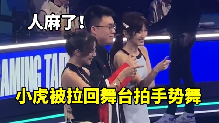 Xiao Hu benar‑benar kewalahan, setelah wawancara ia kembali ditarik untuk berfoto sambil menari gest