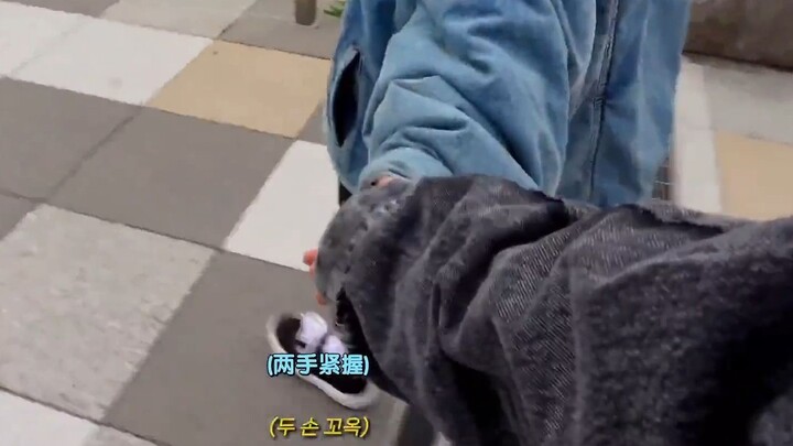คนเดินผ่าน: วันนี้เห็นคู่หนุ่มหล่อชาวเอเชียกำลัง | เติมดาว