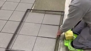 عامل أجنبي يرصف بلاط الأرضية، هذه الأدوات تبدو جيدة جدًا!