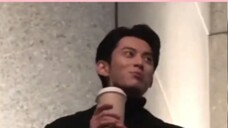 Wang Hedi looks handsome even when drinking milk tea. This sister is my internet mouth for Wang Hedi