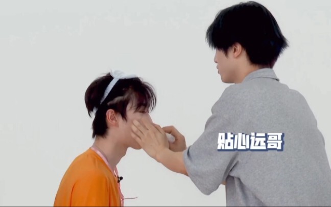 “Các bạn INTO1 có phải ai cũng chuyên “chăm con” không vậy? Chiều chuộng thế này có thực sự tốt khôn