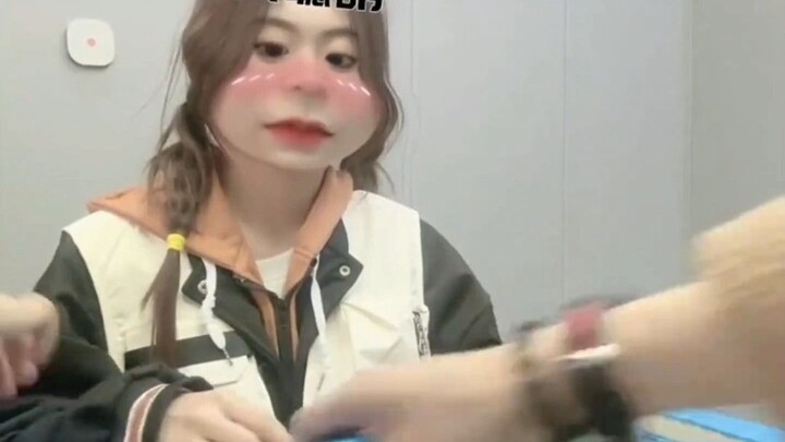 Trước thì có anh chàng bướng bỉnh tự nấu rượu trắng, giờ lại thêm một kẻ liều lĩnh mất luôn rốn; ser