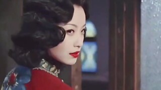 Ni Ni's gaze and posture, paired with her bright red lips, are utterly mesmerizing.